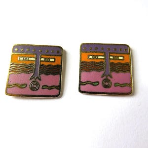 Pendientes Laurel Burch RIVER GOD, cuadrados dorados en tonos rosa, morado y amarillo azafrán, 1,9 cm