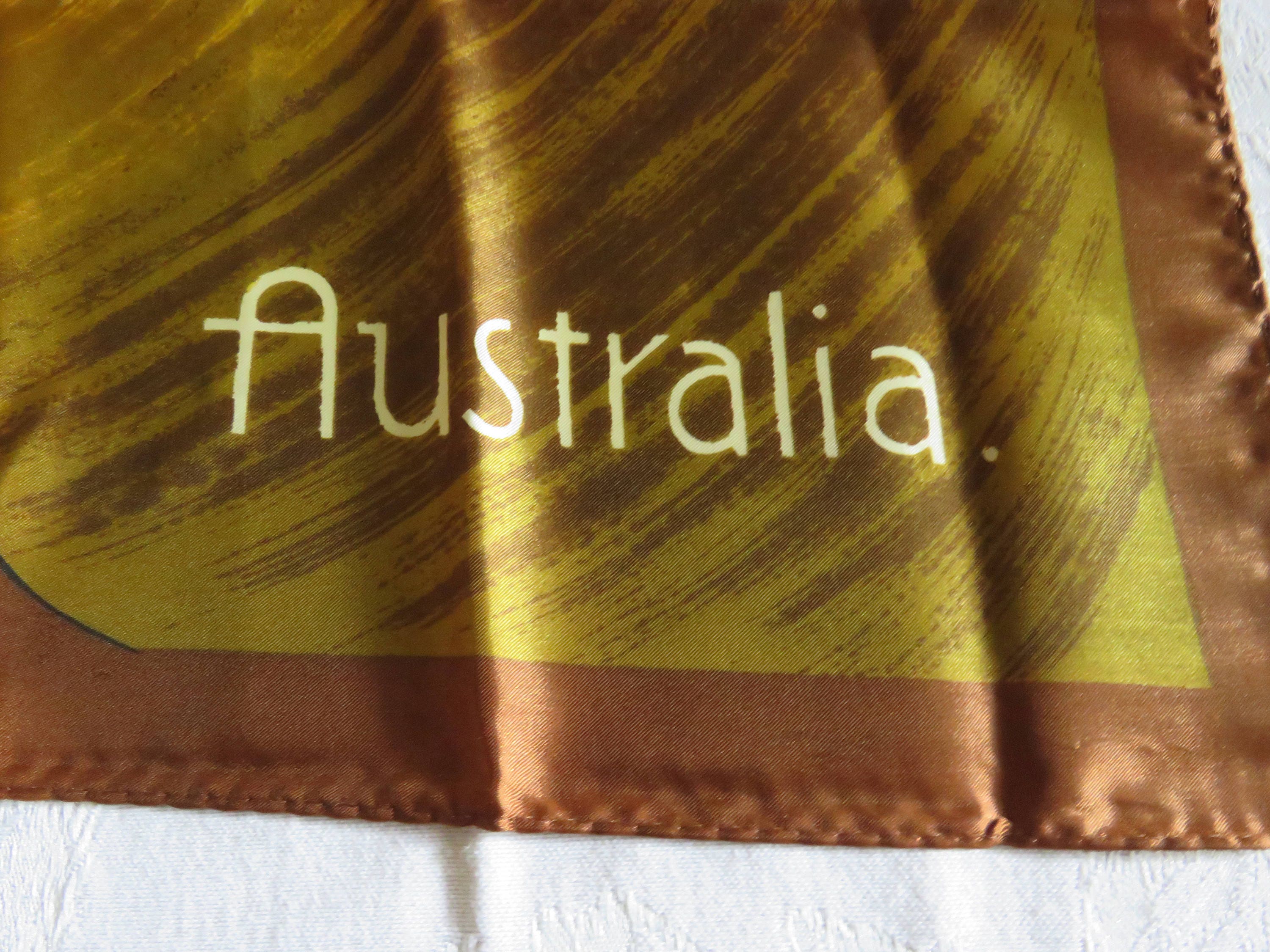 Écharpe carrée souvenir Koala Bear Australia dans les tons dorés jaunes et  marron avec des reflets blancs ourlet roulotté à la main -  Canada