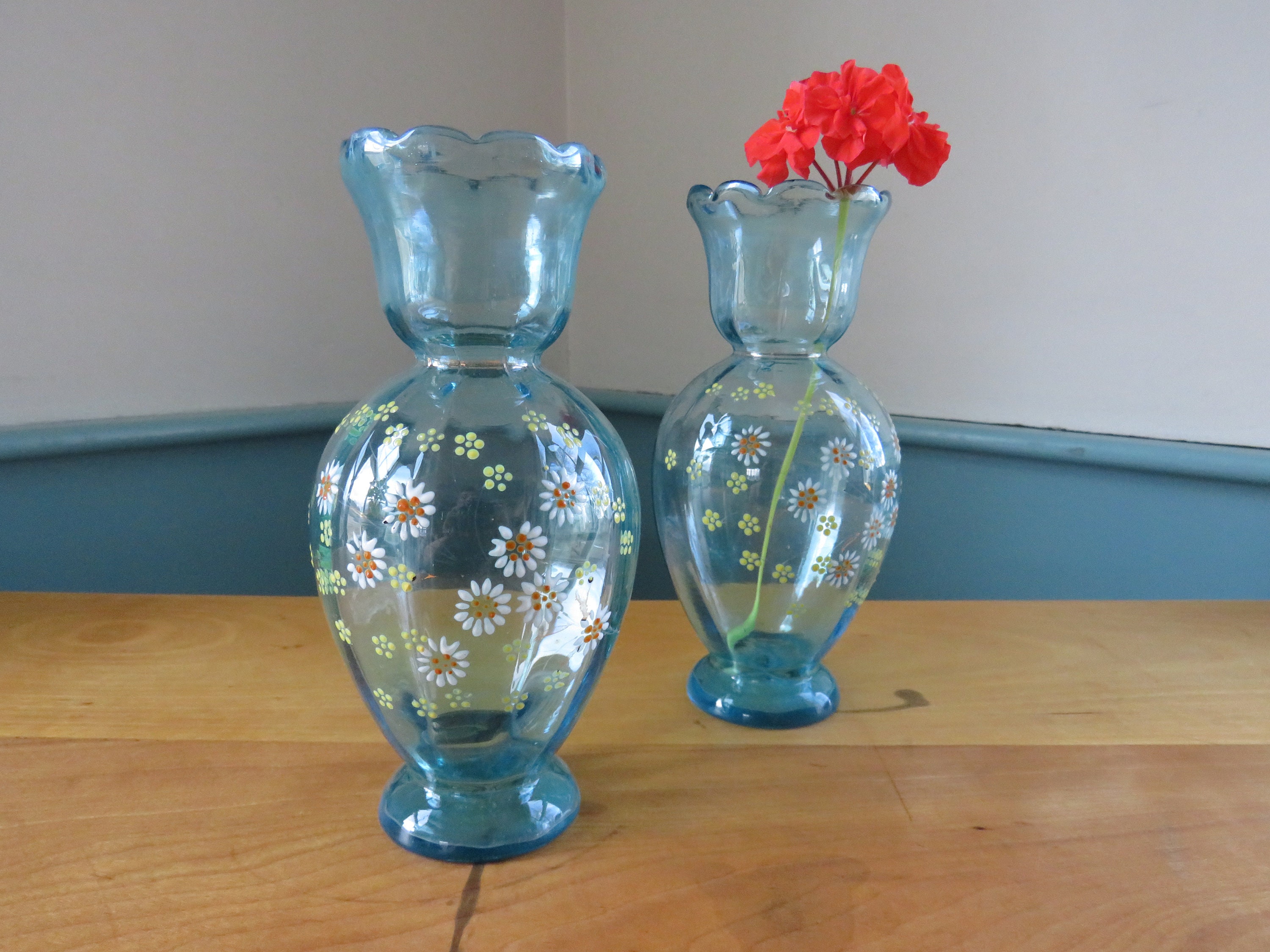 ビクトリア朝の青い吹きガラスの花瓶：手描きの花セット - Etsy 日本