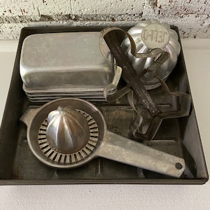 Batería de cocina/utensilios de cocina de metal vintage - Lote de 15 piezas retro - Moldes para brownies - Moldes para gelatina - Cortadores de galletas - Exprimidor de cítricos - Mesa navideña - Accesorios para fotos