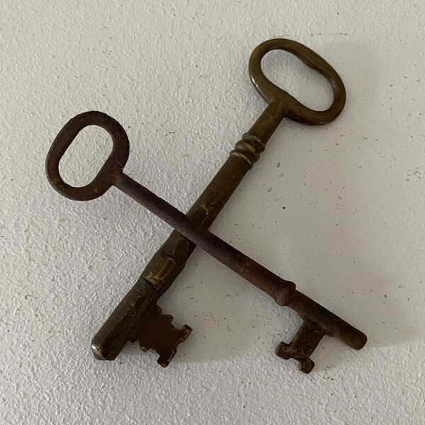 Antique Vintage Skeleton Keys-Set of 2-Rusty Metal Old Fashioned Keys for Pendants-Altered Art-Crafts-Journaling-Scrapbooking-Collectibles