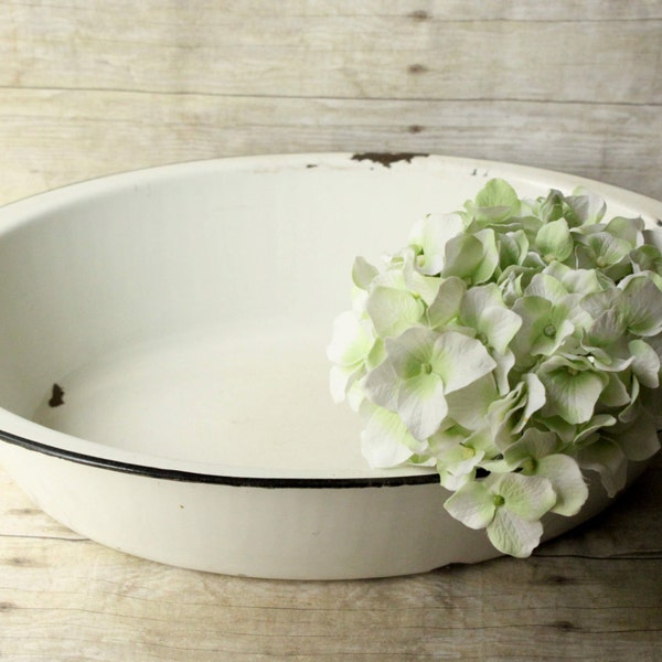 Vintage Enamelware Pan  Tub  Basin  Large  White  Oval Tub  Distressed  Cottage   Shabby Chic  Wedding Decor Party Drink Chiller Tub