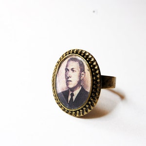 Howard Phillips Lovecraft ring in bronze tone, author antique portrait adjustable ring, literature jewelry, literary gift for book lovers