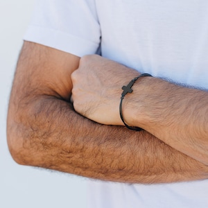 Kruisarmband, christelijke kruisarmband voor mannen, gepersonaliseerde kerstcadeaus voor hem, zwart of zilverkleurig kruis