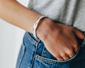 Pulsera de puño de regalo del Día de las Madres para las mujeres Regalo personalizado de graduación universitaria para su pulsera de mensaje oculto de la escuela secundaria de cuero