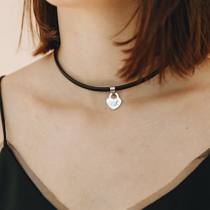 Gargantilla negra - Gargantilla de corazón Gargantilla de cuero Collar con inicial personalizado Regalo de cumpleaños para hermanas Gargantilla personalizada con nombre