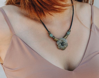 Collier fait à la main pour femmes, Collier en cuir, Collier de perles Pendentif de fleurs, Collier de déclaration pour elle