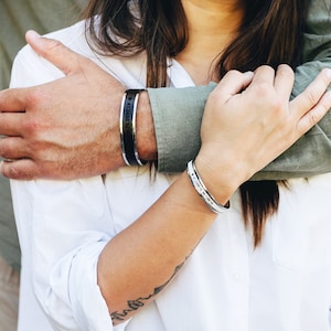 Pulseras a juego para parejas - Regalo de bodas - Regalos personalizados - Joyas personalizadas grabadas para él y para ella - Anillo de bodas alternativo
