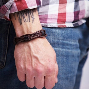 Heren lederen armband voor mannen Vaderdagcadeau voor man Verjaardagscadeau voor papa Rustiek bruin gevlochten lederen armband Heren sieraden Casual