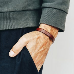 Pulsera de cuero grabada personalizada, pulsera con mensaje oculto, regalo para novio, regalo personalizado para hombre, regalo del día del padre para él, regalo para esposo