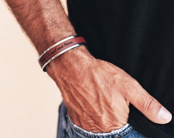 Bracciale rigido in pelle da uomo inciso: gioielli fatti a mano regolabili