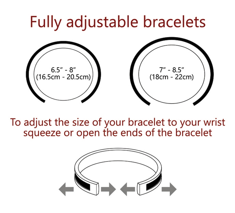 Op de afbeelding: Verstelbare armbanden in twee maten: 6,5 tot 8 inch (16,5 tot 20,5 cm) en 7 tot 8,5 inch (18 tot 22 cm). De armbanden worden weergegeven als open cirkels met de uiteinden van de armband gemarkeerd met pijlen om te laten zien hoe je de maat kunt aanpassen.