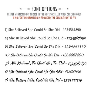 以下が含まれることがあります： FONT OPTIONSと題された黒いテキストチャートには、7つの異なるフォントスタイルが表示されています。各行には「She Believed She Could So She Did」というフレーズと数字の1234567890が記載されています。注文時にフォントを選択するよう指示が書かれています。