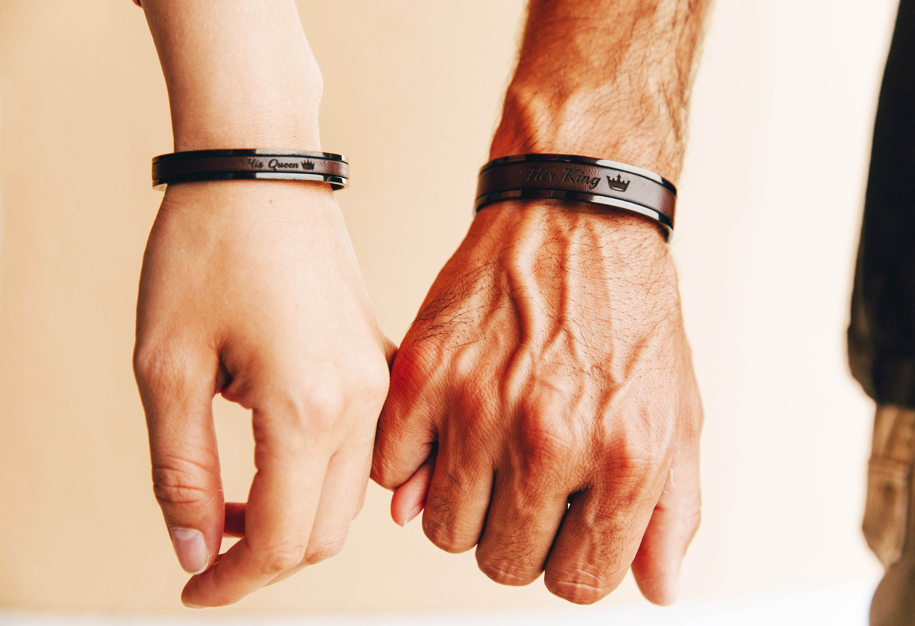 Smart Bracelet Sends Touch Alerts And SOS Long Distance Touch Bracelets For  Couples - Vibration & Light Up, SOS Alert, Bluetooth, Black/Silver  Bluetooth Couples Bracelet Gift For Boyfriend Girlfriend