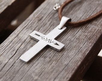 Collier chrétien pour homme, Cadeau personnalisé pour les hommes, Dieu est plus grand que les hauts et les bas, Collier en cuir croisé, Collier Croix pour hommes, Baptême