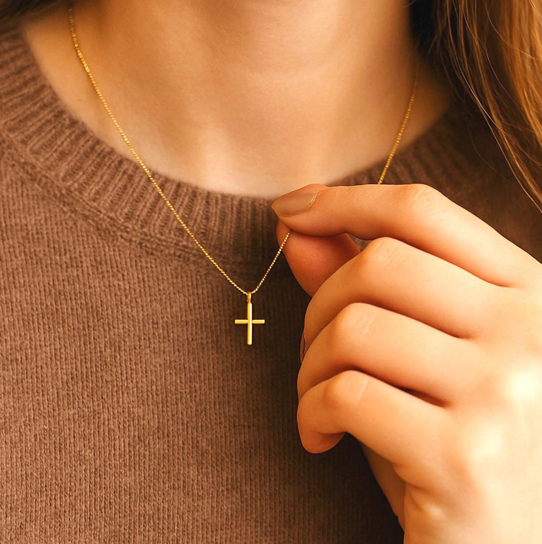 Collier croix en or 18 carats : cadeau de bijou chrétien délicat pour collègue - Etsy France