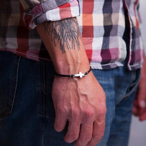 Doopcadeau voor mannen Gepersonaliseerde bevestiging cadeau christelijke sieraden zijwaarts kruis armband tiener cadeau voor hem armband voor mannen op maat