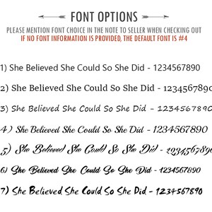 Op de afbeelding: Zeven verschillende lettertypen voor een citaat dat "She Believed She Could So She Did" luidt, met de nummers 1234567890 die naast elk lettertype worden weergegeven.