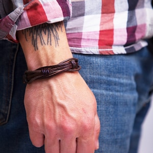 Leren herenarmband gevlochten bruin zwart handgemaakte sieraden voor man, cadeau voor hem, vaderdagcadeau voor vriend Gepersonaliseerd