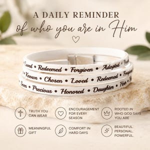 Puede incluir: Una pulsera de cuero blanco con texto grabado en oscuro que incluye palabras como Loved, Redeemed, Forgiven, Adopted, Known, Chosen, Seen, Precious, Honored y Daughter. La pulsera tiene un cierre magn&eacute;tico de color plateado.