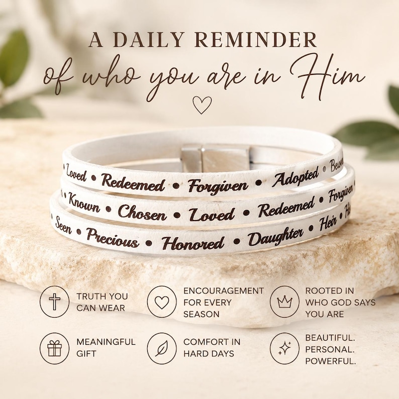 Puede incluir: Una pulsera de cuero blanco con texto grabado en oscuro que incluye palabras como Loved, Redeemed, Forgiven, Adopted, Known, Chosen, Seen, Precious, Honored y Daughter. La pulsera tiene un cierre magn&eacute;tico de color plateado.