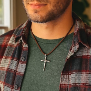 Herenkruisketting leren koord, spijkerkruishanger, rustieke ketting minimalistisch, cadeau voor hem, paascadeau voor vriend Gepersonaliseerd kruis