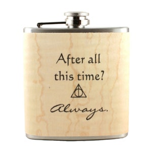以下が含まれることがあります： 木目調のステンレス製フラスコ。フラスコには、ハリーポッターシリーズからの引用文「この長い年月を経て？ いつも。」が刻まれています。引用文には、死の秘宝のシンボルが添えられています。