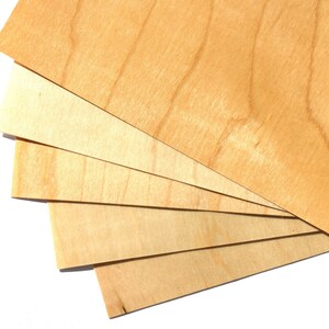 Pu&ograve; includere: Cinque fogli di impiallacciatura in legno sottile di colore marrone chiaro. La venatura del legno &egrave; visibile e ha un colore naturale e caldo.