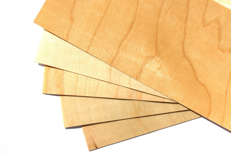 Pu&ograve; includere: Cinque fogli di impiallacciatura in legno sottile di colore marrone chiaro. La venatura del legno &egrave; visibile e ha un colore naturale e caldo.