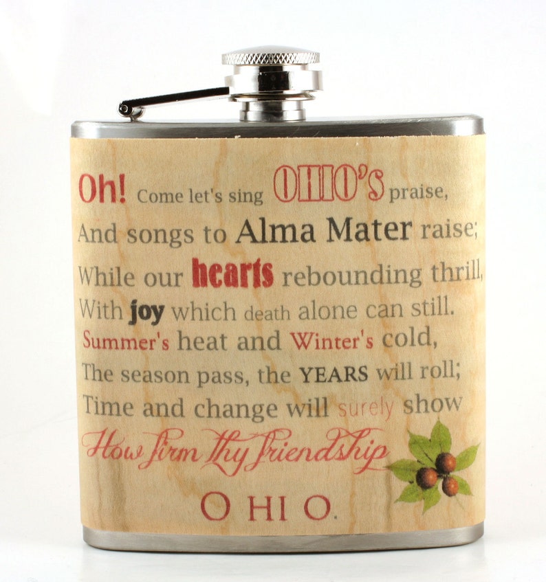 Pu&ograve; includere: Una fiaschetta in acciaio inossidabile con un design a venature di legno e una scritta rossa e nera che recita "Oh! Come let's sing Ohio's praise, And songs to Alma Mater raise; While our hearts rebounding thrill, With joy which death alone can still. Summer's heat and Winter's cold, The season pass, the YEARS will roll; Time and change will surely show How firm thy friendship OHIO."