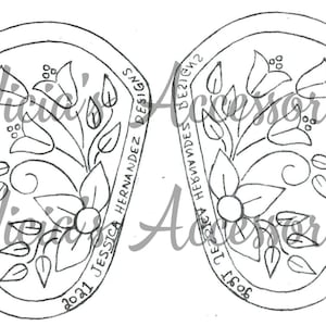 Puede incluir: Dos dibujos en blanco y negro de diseños florales. Los diseños tienen forma de herradura y presentan una flor grande con hojas y flores más pequeñas. El texto "2021 JESSICA HERNANDEZ DESIGNS" está escrito verticalmente en el lado izquierdo del diseño y "2021 JESSICA HERNANDEZ DESIGNS" está escrito verticalmente en el lado derecho del diseño.