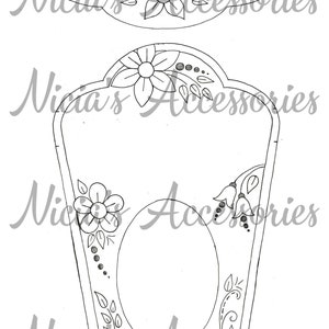 Puede incluir: Un dibujo en blanco y negro de un marco con diseños florales. El marco tiene forma de rectángulo con esquinas redondeadas y tiene un marco ovalado más pequeño en el interior. Los diseños florales incluyen hojas, flores y espirales.