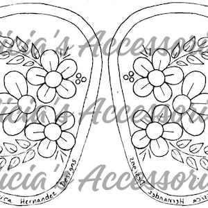 Puede incluir: Un dibujo en blanco y negro de dos patrones de bordado en forma de raqueta de tenis. Cada patrón presenta un grupo de tres flores de cinco pétalos, un tallo con hojas y una raqueta de tenis. El texto "2021 Designs" está en la parte inferior del patrón izquierdo y el texto "2021 Designs" está en la parte inferior del patrón derecho.