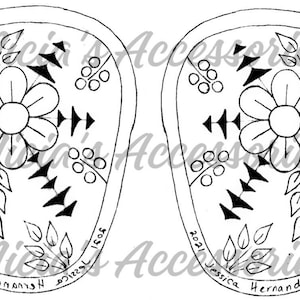 Puede incluir: Un dibujo en blanco y negro de dos diseños florales. Cada diseño presenta una flor grande con cinco pétalos, rodeada de hojas más pequeñas y un grupo de tres círculos. El texto "Jessica Hernandez 2021 Design 5" está escrito en el lado derecho de la imagen.