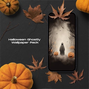 Könnte beinhalten: Ein Smartphone zeigt ein Halloween-Hintergrundbild mit einem Geist in einem nebligen Wald, umgeben von Kürbissen und Bäumen. Das Telefon ist vor einem Hintergrund aus Kürbissen und Herbstblättern platziert. Der Text lautet "Halloween Ghostly Wallpaper Pack".