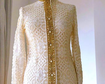 Vestido camisero micro con botones delanteros, encaje blanco, ribete dorado y trenza, años 60 (talla XS-S)