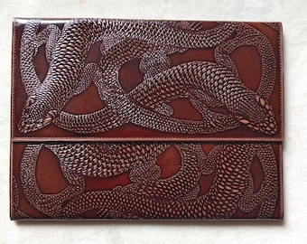 Cartera grande para billetes de piel con relieve de serpiente entrelazada de JEAN PATOU
