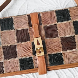 Bolso de hombro/bolso de mano vintage de piel exótica con patchwork y tres compartimentos con cremallera.