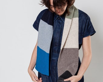 Écharpe rayée dans des tons de bleu, tricotée en laine d'agneau douce dans un design simple