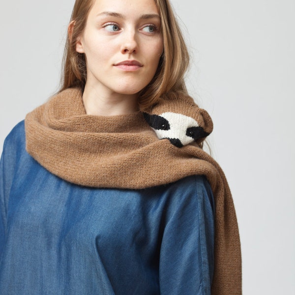 Faultierstola, gestrickter Schal als Faultier aus hochwertiger Lammwolle, ein Schal für Tierfreunde