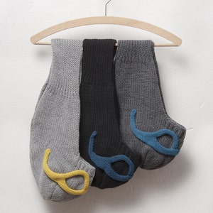 Brillenmütze gestrickt aus Merino Wolle, Mütze mit aufgenähter Brille passend für den Ski Urlaub