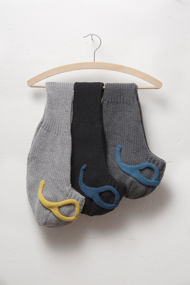 Brillenmütze gestrickt aus Merino Wolle, Mütze mit aufgenähter Brille passend für den Ski Urlaub
