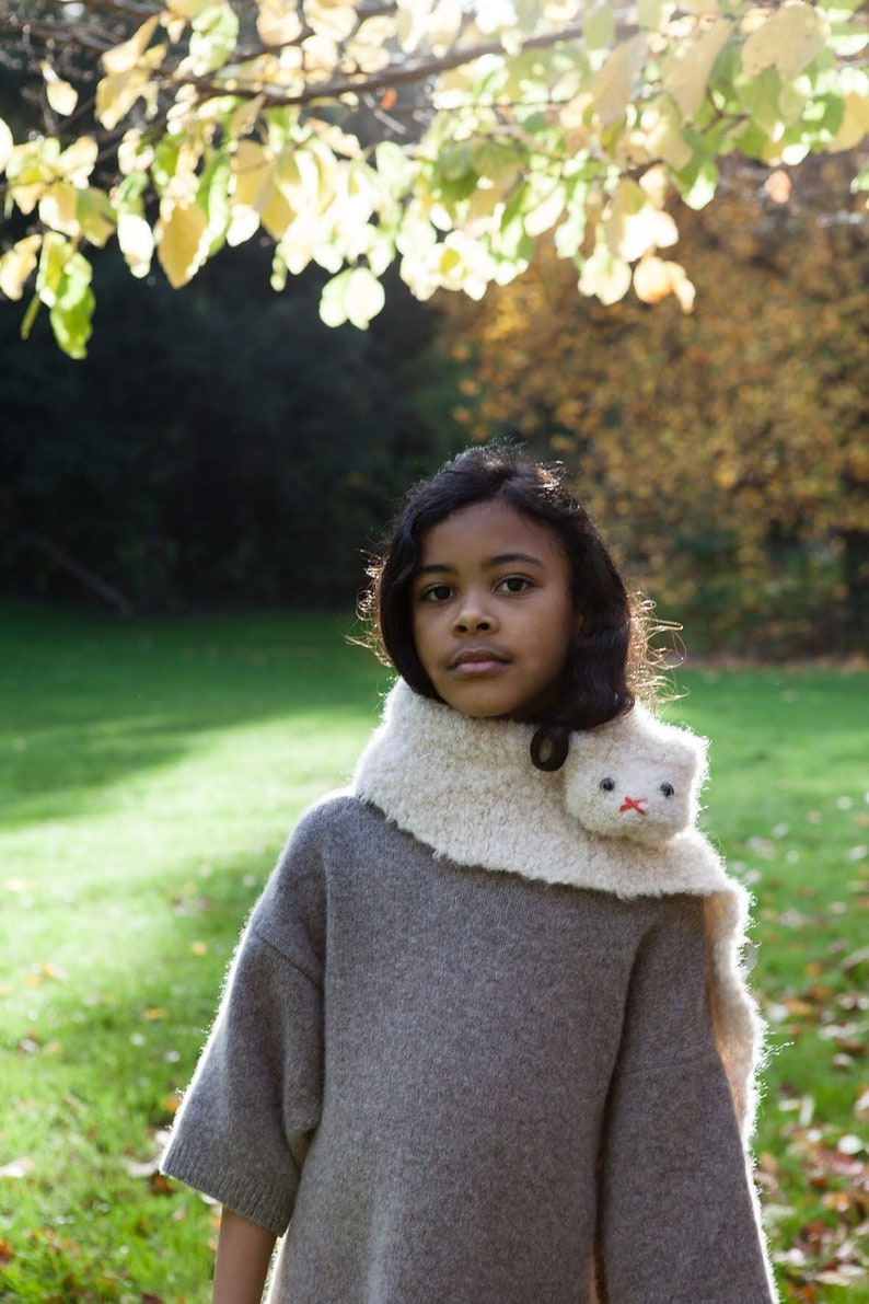 weißer Katzenschal für Kinder, gestrickter Schal aus flauschigem Bouclégarn