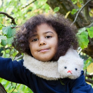 weißer Katzenschal für Kinder, gestrickter Schal aus flauschigem Bouclégarn