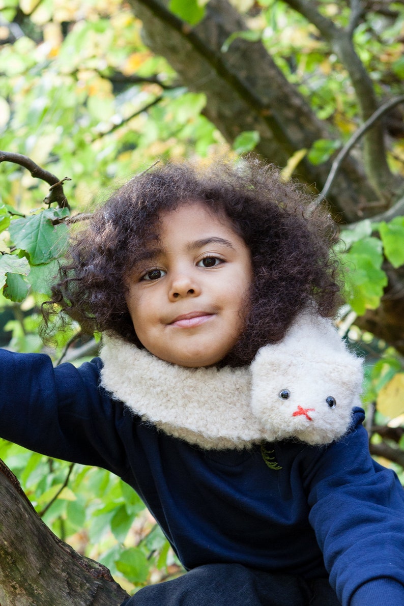 weißer Katzenschal für Kinder, gestrickter Schal aus flauschigem Bouclégarn