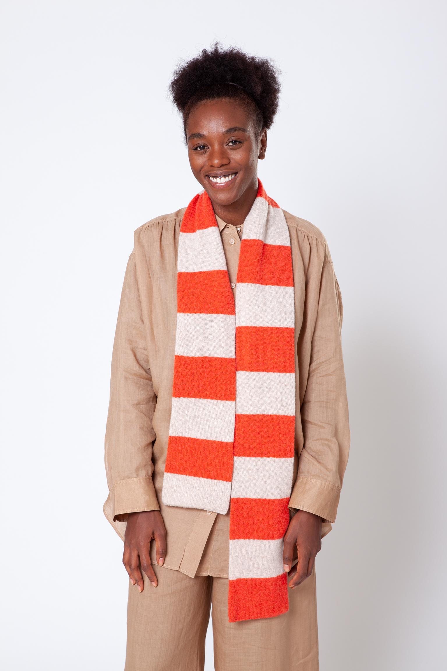 Una sciarpa unisex, morbida e molto originale, realizzata in 100% lana d' agnello, con un motivo unico, perfetta per i mesi invernali. - Italia Una sciarpa unisex, morbida e molto originale, realizzata in 100% lana d' agnello, con un motivo unico, perfetta per i mesi invernali. - Italia