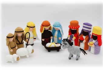 Può includere: Un presepe all'uncinetto con figure di Maria, Giuseppe, Gesù bambino, un asino, un pastore, tre re magi e due pecore. Le figure sono tutte fatte a mano e hanno una varietà di colori, tra cui marrone, blu, rosso, giallo e bianco.
