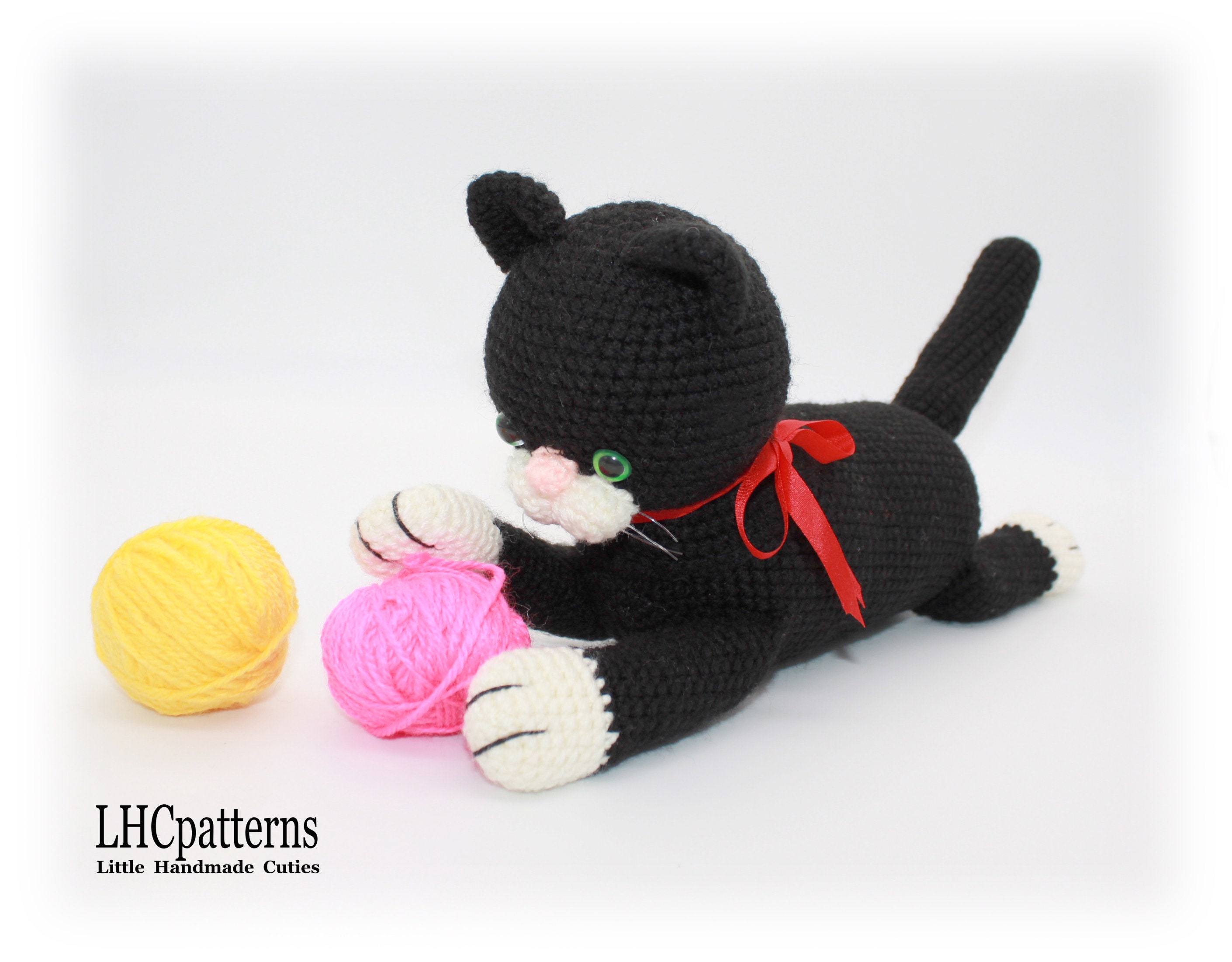 【3時のあなたページ】まんまる猫背の黒猫さんのあみぐるみ かぎ針編みのパターン: 横たわる黒猫、あみぐるみ猫、黒猫の
