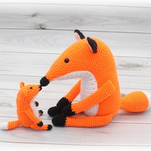 Schema all'uncinetto: Volpe, mummia e cuccioli di volpe, Schema Amigurumi per mamma e piccola volpe, Volpe amigurumi, Peluche volpe (inglese)