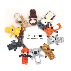 Puede incluir: Un conjunto de diez marionetas de dedo con diferentes animales, incluyendo un león, un zorro, un mapache, un koala y un panda rojo. Las marionetas están hechas a crochet en una variedad de colores, incluyendo marrón, gris, naranja y amarillo. Las marionetas están dispuestas en un círculo sobre un fondo blanco. El texto "LHCpatterns Little Handmade Cuties" es visible en el centro del círculo.